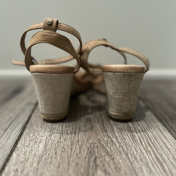UGG Nyssa Suede Wedges sz 8.5 in Sand - Picture 5 of 7